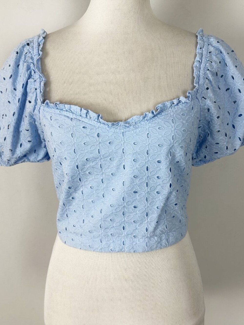 Crown & Ivy Blue Floral Eyelet Milkmaid Cropped Top Puff Sleeve Size Large Women